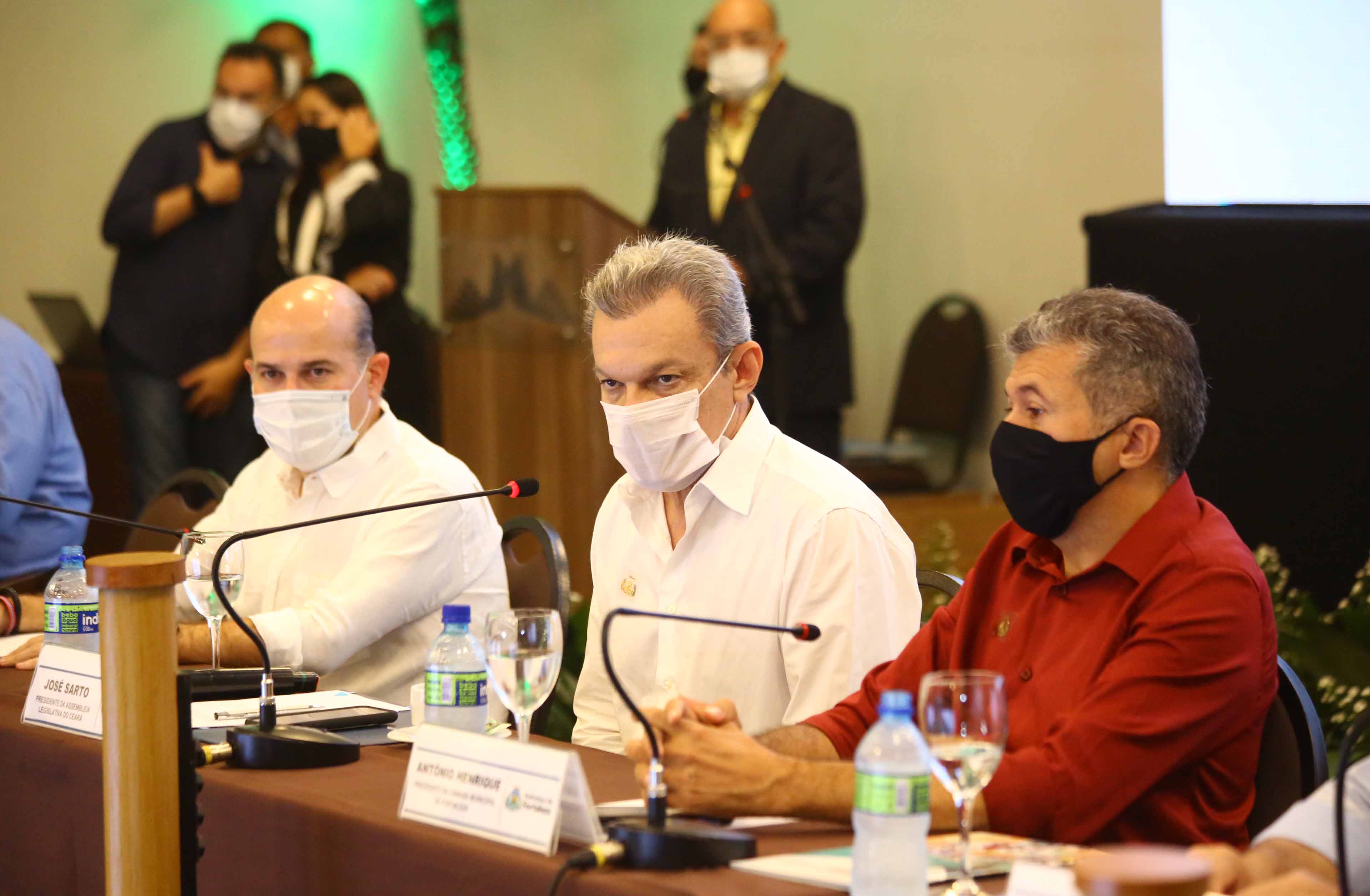 Roberto Cláudio, José Sarto e vereador Antonio Henrique sentados à mesa lado a lado